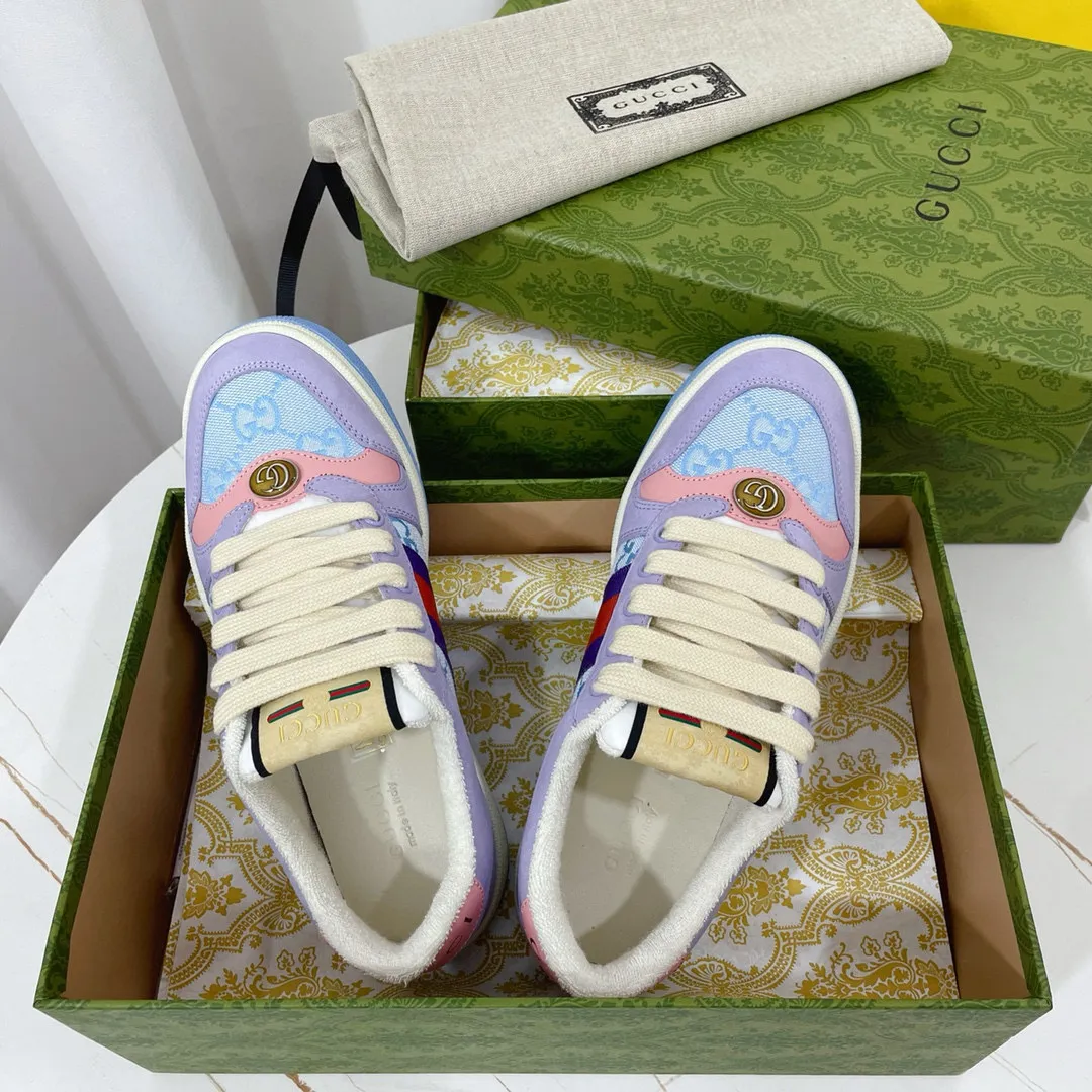 Ex-factory price: 540💰 GUCCI Gucci's newly upgraded back cover lining, top-notch old dirty shoes, classic casual sports shoes for couples, retro sneakers and old G family dirty shoes, updated at the counter simultaneously! ①The shoe upper has the same water-based edge coating process as the original version⚠️The ordinary oil edges on the market have a strong glue feel and are easy to fall off! Grade A first-layer nubuck leather (with pores)/matching computer embroidered double G cloth, high-density terry velvet lining. ② A PVC transparent small round mark sealing line is added to the details of the midsole. The mold is opened six times and the jewelry craftsmanship is used to customize the two-color double G buckle, striving to be the same as the original version. A pair of buttons is more than three times more expensive than ordinary buckles on the market. ③An old two-color washable label, the chip is placed on the outer waist of the right foot, the entire shoe is completely hollowed out with rubber technology, TUP material (rubber to distinguish the market) with the latest green packaging from the counter, 3D printed handbag, and a pair of shoelaces. There is no pressure when entering and exiting the counter. You can buy a 1:1 accurate replica of the original version and modify and upgrade it repeatedly. The details are perfectly restored, the materials are all customized, and they are truly top-notch. Please look at the details clearly to identify the quality. Upper: First-layer frosted cowhide/embroidered double G cloth. Lining: original high-density velvet lining. Foot pads: original pearlescent sheepskin. Outsole: private molded vacuum TPU material. Packaging: original top-grade full set packaging at the counter. Shoe size: women's size 35-40, men's size 39-44 (men's size 38, 45🉑️customized, non-returnable)